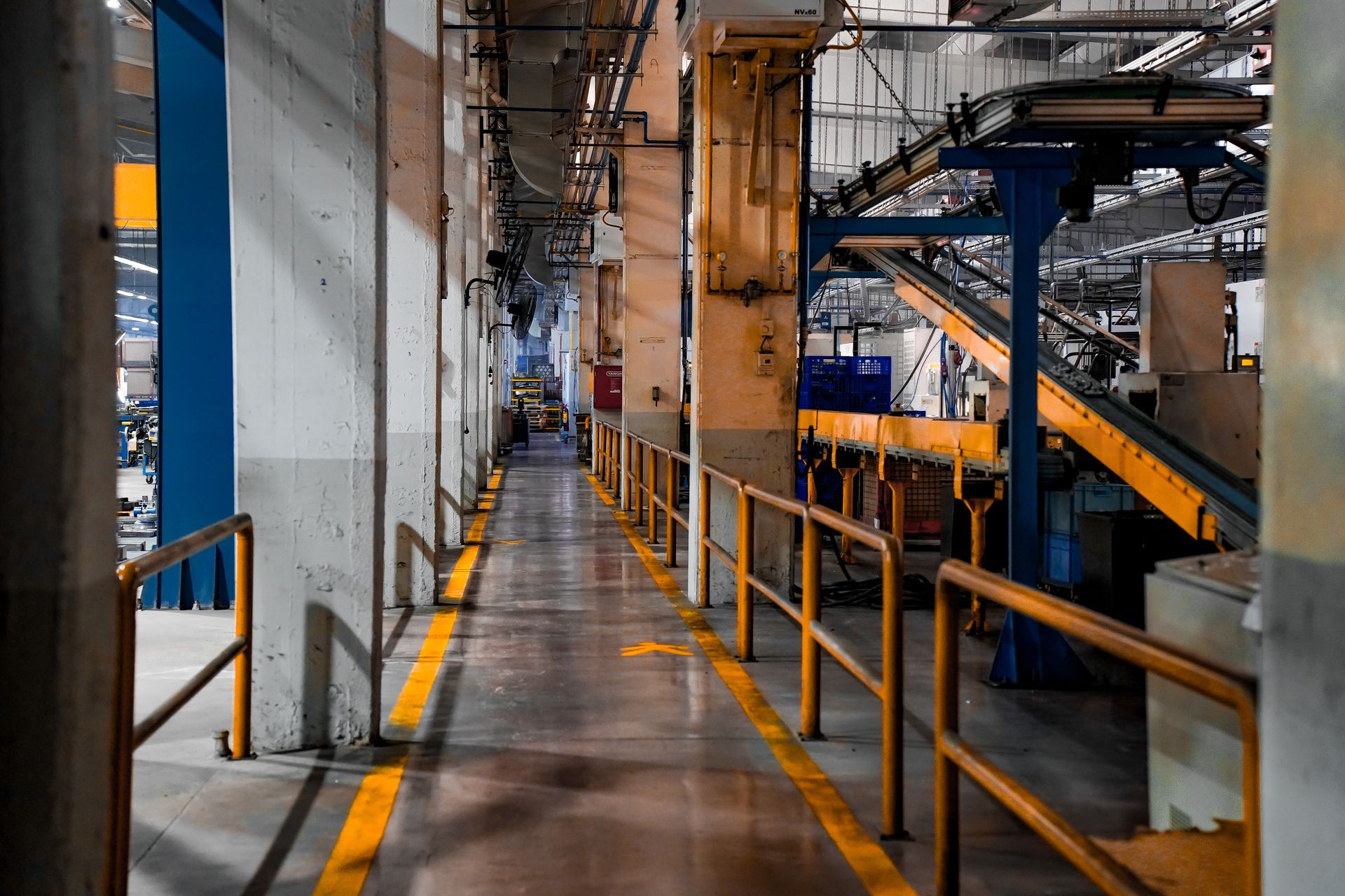 Moderne Produktionshalle im Maschinenbau
